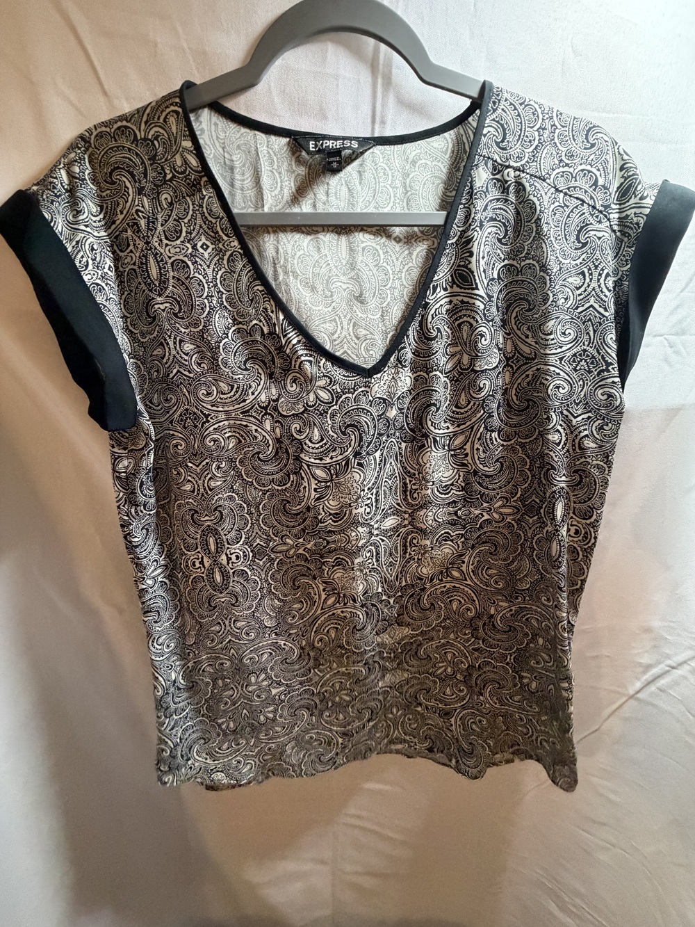 Express Women's Black White Paisley V-Neck Blouse Size Medium Cap Sleeve Casual